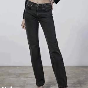 Zara jeans köpta för några år sedan. Säljer då de inte är min stil. Storlek 32. Midjan är midrise. 