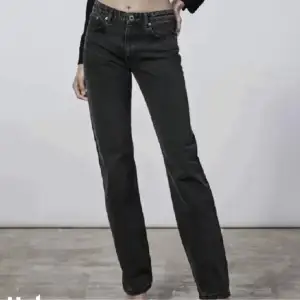 Zara jeans köpta för några år sedan. Säljer då de inte är min stil. Storlek 32. Midjan är midrise. 