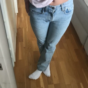 Lågmidjade jeans - Säljer dessa lågmidjade straight jeansen. De är från märket Davy’s i storlek 26/150 vilket motsvarar Xxs/Xs. Midjemått: 73 cm Innebenslängd: 75 cm❤️❤️