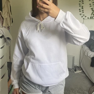 Hoodie - Vit hoodie som är knappt använd, säljer då jag har en annan vit jag använder istället🫶🏼kontakta för frågor/ fler bilder❤️