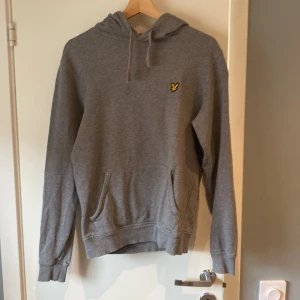 Lyle and Scott hoodie - Säljer denna L and S hoodie pga att jag växt ur den. Skicket är bra och har endast burits 10 ggr ungefär. Nypris: 759 Mitt  pris: 359
