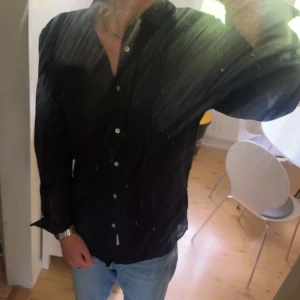 Svart linne skjoeta - En svart linne skjorta köpt denna sommaren som inte kommit till användning.Mitt pris 150