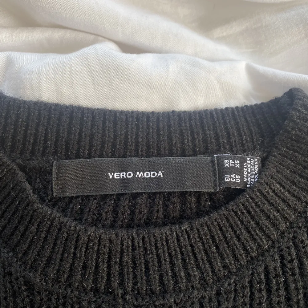 Super söt och enkel stickad svart tröja. Tröjan är köpt på Vero Moda för 300 men säljer för 169 plus frakt. Tröja perfekt till hösten💗. Stickat.