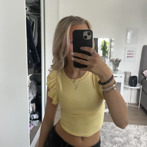 Zara topp - Gul zara topp med volanger