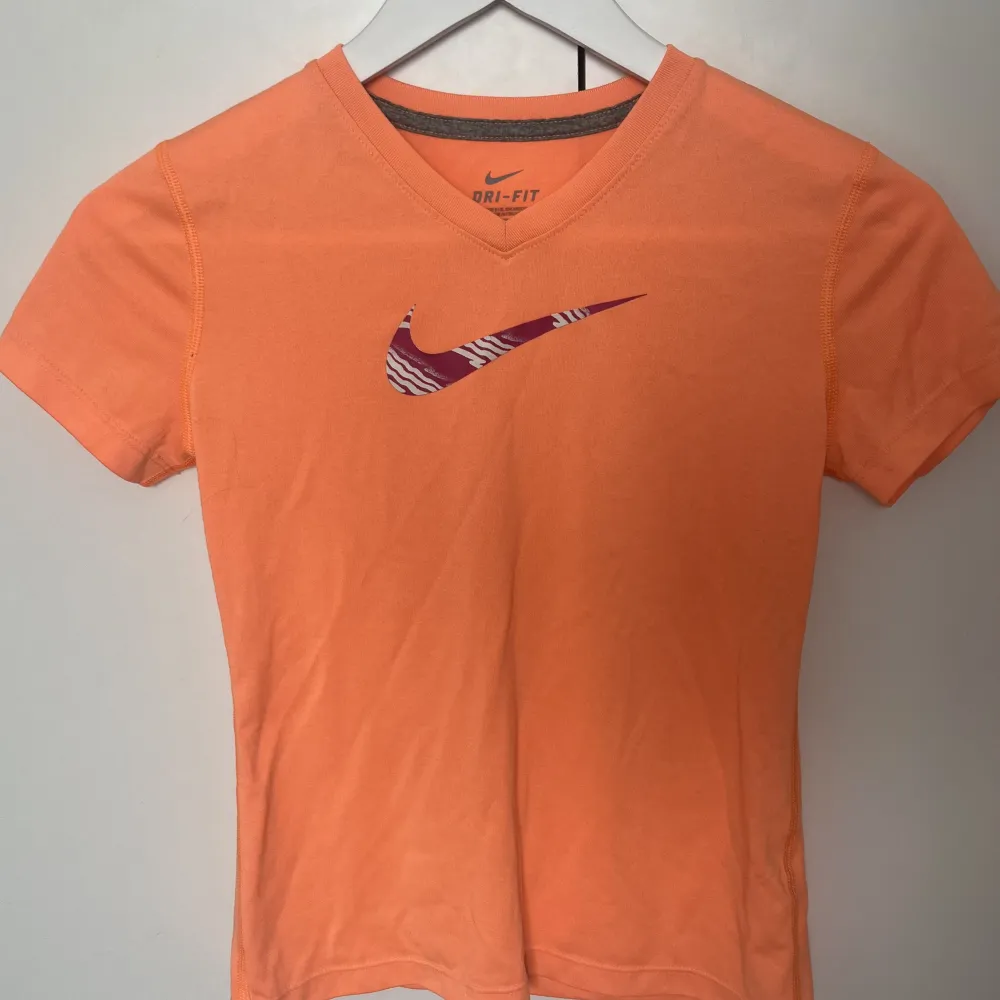 Snygg T-shirt från Nike med tryck. Storlek M men sitter mer som S/XS. Hoodies.
