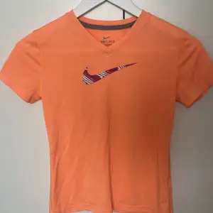 Snygg T-shirt från Nike med tryck. Storlek M men sitter mer som S/XS