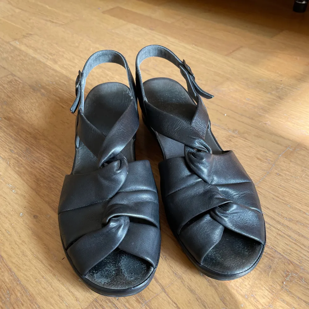 Bekväma sandaler i svart mjuk skinn som passar storlek 38/39.. Skor.