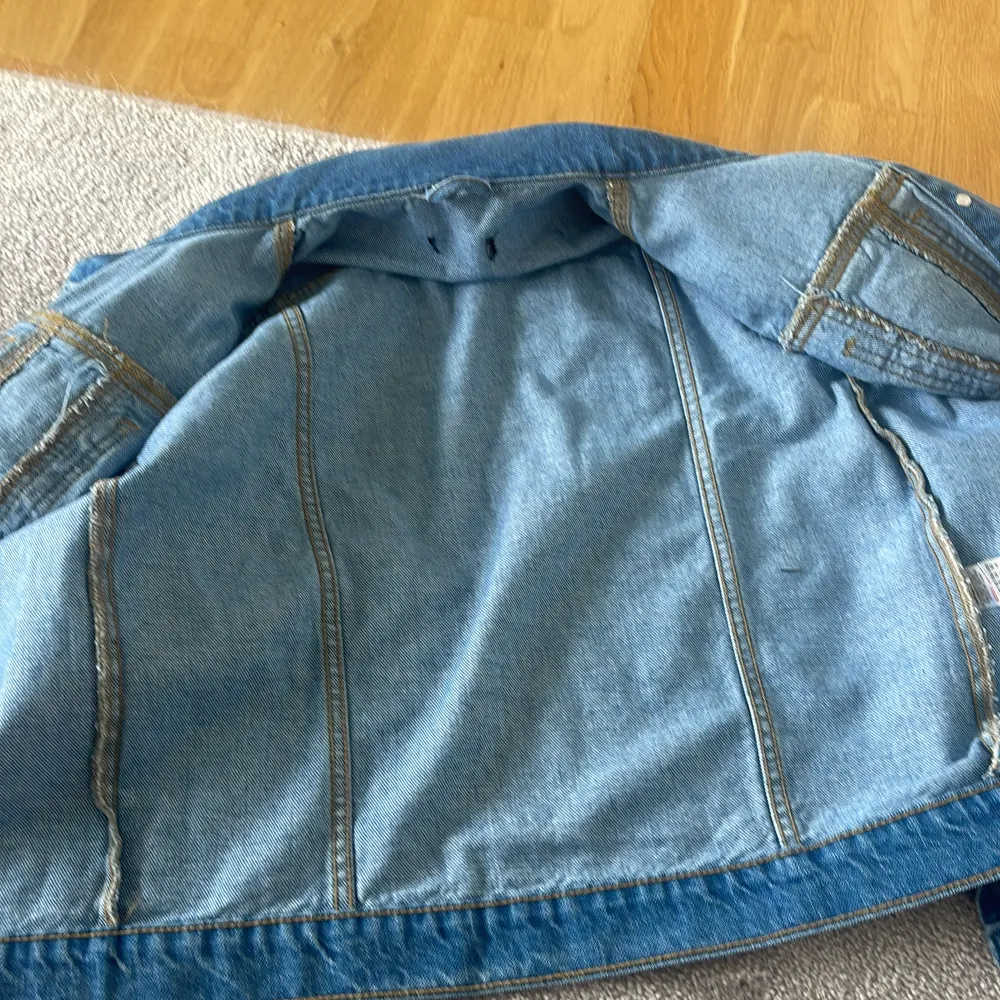 Storlek 38 men den är lite liten i storleken så skulle mer säga en 36. Väldigt fin, aldrig använt men minns inte vart den kommer ifrån då den är köpt för ett tag sedan. Pris kan diskuteras . Takit.