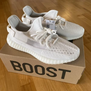 Yeezy 350 v2 - Helt nya yeezy 350 v2 bone i storlek 46 2/3
