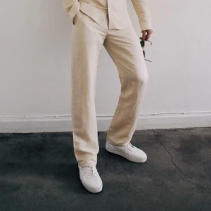 Linnebyxor nyex - Linnebyxor från Montner Manitou Helt nya med lapp och inplastning. Krämvita/ ljusbeige Utsida 100% linne Insida mix Linne & viskos