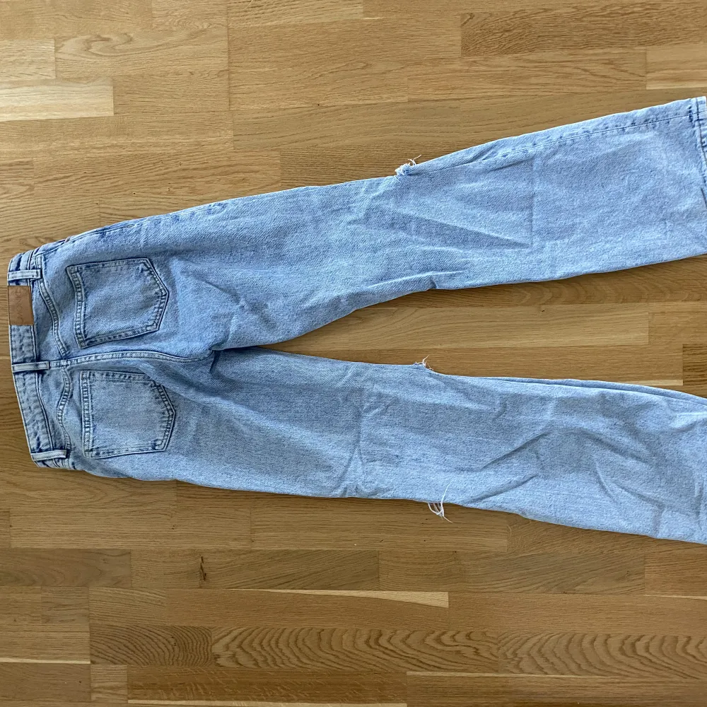 Jeans i bra skick! De är insydda från hög midja till medelhög midja. Färgen på bilden är lite miss visande. De är ljusare än på bilderna. Perfekt läng på mig som är 167. Pris kan diskuteras. Står ej för frakt . Jeans & Byxor.