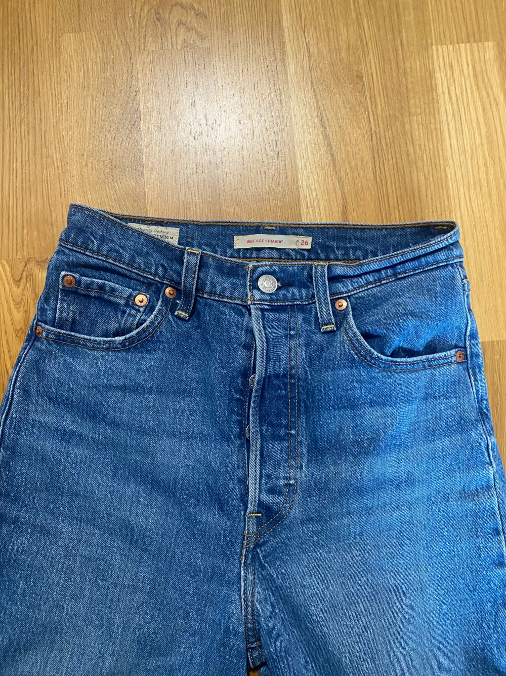Säljer mina ribcage straight jeans som är i storleken 26 i midjan. Står inte vad längden är men passar någon som är 162-170 cm, L 29. Utan hål och alla knappt sitter kvar. Nypris 1300kr, köpta från zalando. . Jeans & Byxor.