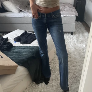 Lågmidjade jeans - Säljer dessa fina lågmidjade jeans från 7 for all mankind! ❌LÄS BIO INNAN DU KONTAKTAR/KÖPER❌ innerbenslängd: 80cm Midjemått: storlek 27 (ca 37-39 cm tvärs över) ❤️  