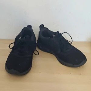 Sneakers, size 37 (eu) - Light sneakers. About 3 years old.  Eu size: 37. Brand: Skechers performance.  Made in China.  There's a small hole on the inside by the heel, left shoe.