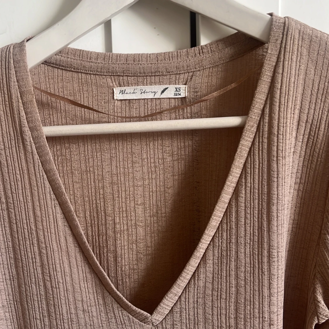 Beige blus med fina detaljer.  - 91