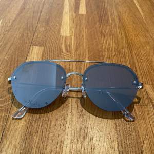 Reflekterande silvriga solbrillor 