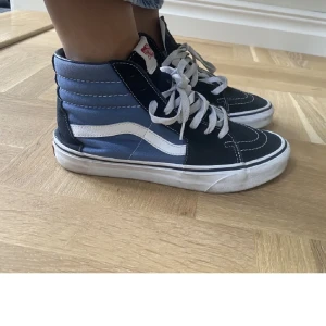 Blåa vans  - Säljer mina vans igen nu för att va osäker på om jag ville sälja dom förut, som sagt dom e i bra skick och är bara använda några få gånger. Storlek 38 men skulle också passa på en person med 39, lägg gärna pris förslag💞