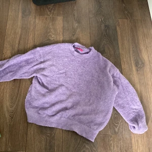 Lila tröja  - Fluffig höst/vintertröja som aldrig använts. XL men flexibel:) 