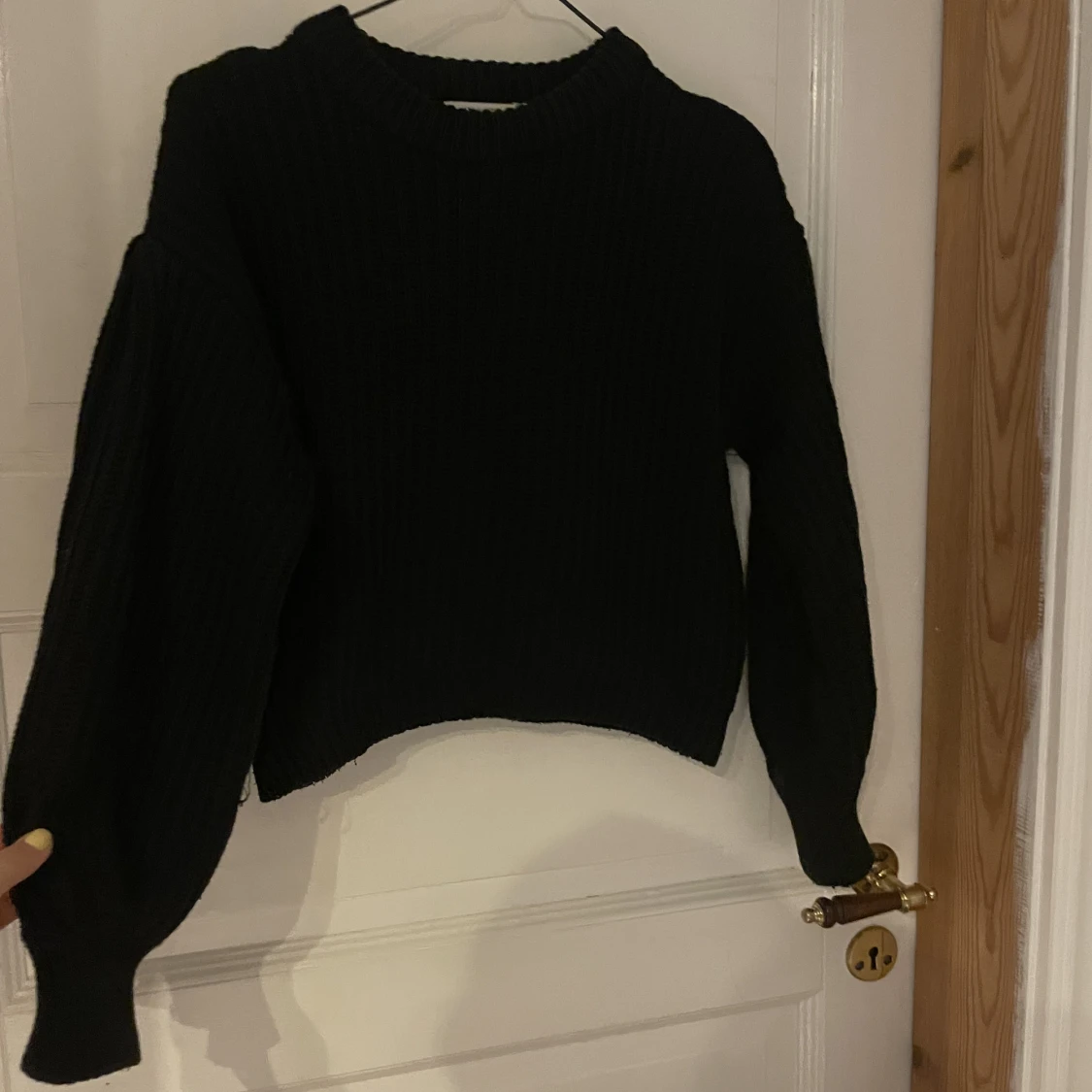 Svarta tickad tröja med balongärm