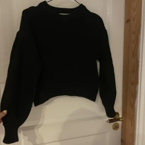 Svarta tickad tröja med balongärm - Fint tjockt material 