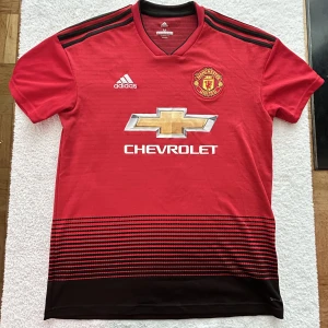 Manchester United fotbollströja, 2018 - M - Adidas  - Manchester Uniteds hemmatröja från 2018/2019 säsongen.  Storlek: M Skick: 8/10