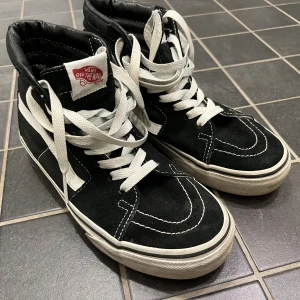 Vans Sk8-hi - Sparsamt använda, lite smutsiga sulor. Väldigt sköna! 