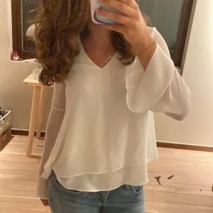 v-Blus - säljer denna jätte fina blusen köpt från plick men kommer egentligen från Kappahl. säljer då den inte kommer till användning. använd max 1 gång💘💘jag köpte den för 300kr. pris kan såklart diskuteras❤️❤️
