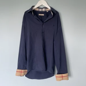 Burberry skjorta M - Säljer nu denna feta Burberry skjorta i storlek M | Skick: 8/10 | Nypris: 5000 kr | Mitt pris: 999 kr | Tveka inte att höra av er vid minsta fråga eller fundering :)