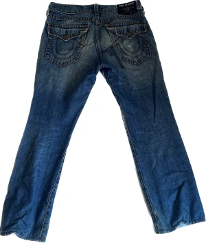 True Religion  - True religion byxor. Storlek 32x32 passar perfekt om man är runt 175cm. i fint skick, använt fåtal gånger. Org. Pris  ca 3000kr. Buda över minst 50kr. Kan mötas i Stockholm. Betalning via swish, köparen står för frakt #plickgift