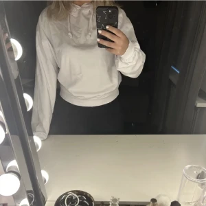 Vit hoodie  - Säljer min vita hoodie från nakd som är andvänd några gånger, storleken är S