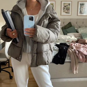 Jacka  - Mörkgrön dunjacka matchar superbra till mycket. Köpte på Plick förra vintern😽  Vid snabb affär kan jag tänka mig sänka priset 