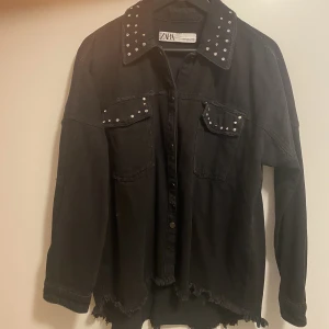 Jeansjacka från zara  - Super fin jeansjacka från zara, köpt för mått år sen men knappt använd! Några av stenarna har ramlat av men annars inga skador eller liknande ☺️