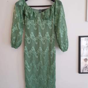 Grön klänning från Pretty Little Thing i storlek 38, oanvänd!