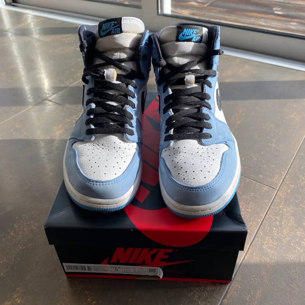 Hej!  Säljer mina Air Jordan 1 High OG UNC. Sparsamt använda och i väldigt fint skick. Endast använda under sommarmånaderna i fint väder :)  Hör av er vid frågor eller funderingar!. Skor.