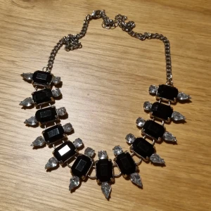 Halsband med stenar  - Halsband med vita och svarta stenar 