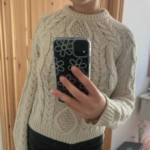 Kabelstickad tröja - Kabelstickad tröja från hm i beige. Storlek är XS och jag är vanligtvis en s. Säljer nu då jag inte längre använder den. Hör av er vid frågor!💕