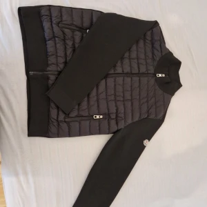 Monclear jacka: 800kr - Helt ny aldrig använd. Skick: 9/10 Passar XL och L Kan träffas i Stockholm city eller mall