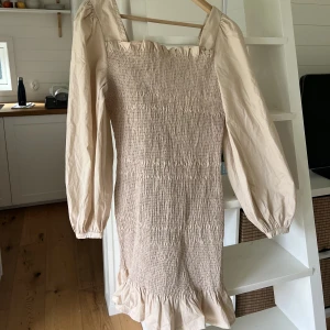 Klänning - Beige söt klänning som jag tyvärr aldrig fått användning för. 💕