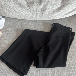 Flare kosymbyxor från Veromoda - Storlek 32/34. Passar perfekt om man är under 160cm. Ordpris:399kr  De är stretchiga.