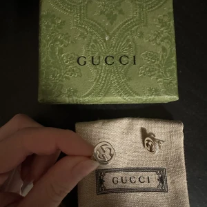 CUCCI örhängen - Drygt ett år gamla men endast använda ett fåtal gånger!  Kommer med både dustbag och ask. Nypris 2700:-