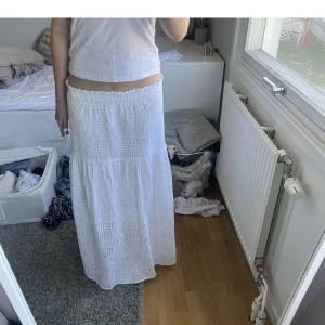 Storlek m - Jätte fin kjol från Lindex i storlek m, men passar även xs/s. Det är inte min bild utan från hon jag köpte den av❤️