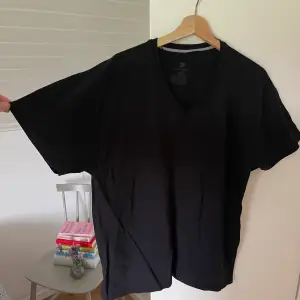 så cool svart t-shirt oversized! Köpt i paris vintage!!