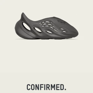 Ds Yeezy foam runners, storlek 43 - Ett par snygga helt nya foam runners i färgen carbon. Storlek 43. Priset är inte hugget i sten. Hör av dig om du har några frågor!