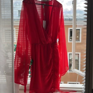 Röd klänning med vida armar  - Oanvänd, med prislapp kvar. 