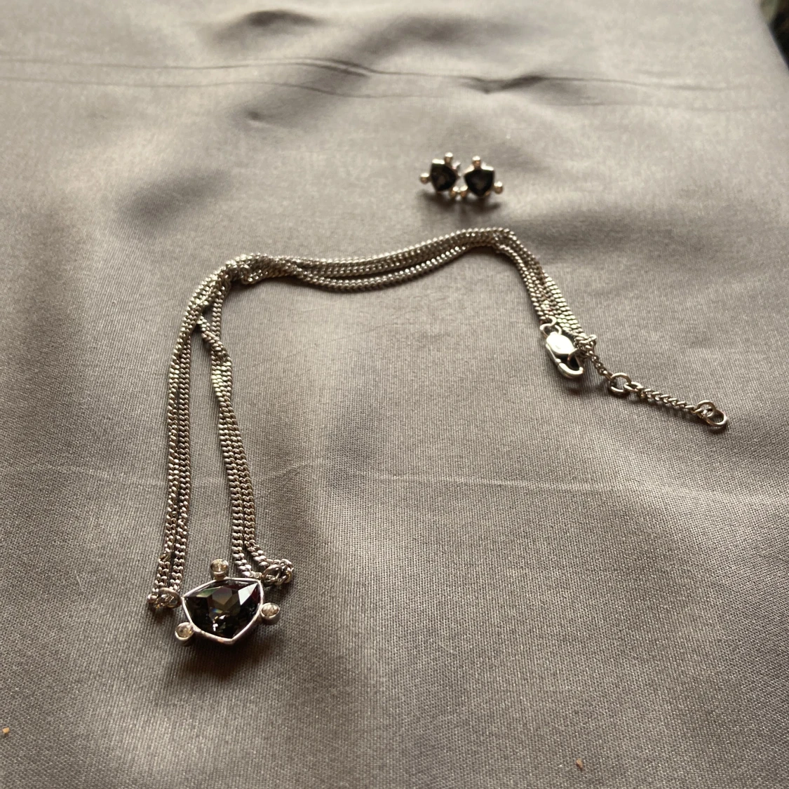 Halsband och örhängen