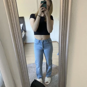 ASOS jeans - Säljer dessa fina jeansen från Asos, då de blivit försmå för mig, strl 26/32, men har sytt upp de så att de passar mig som är 161 cm lång! 100kr+frakt🩷 kom privat för mer info eller bilder!🙌🏻