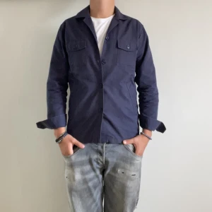 John Henric Overshirt  - John Henric Overshirt - Storlek M - Varan är i fint skick, inga flaws - Modellen är 188cm och 84kg - vid frågor eller funderingar är det bara att skriva!