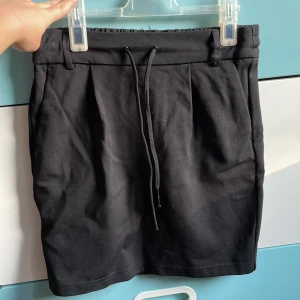 Svart kjol - Svart kjol från Only i tyg. Inte strykt på bilden 