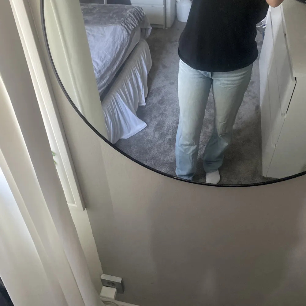 Ljusblåa jeans med midwaist från zara i storlek 26💓. Jeans & Byxor.