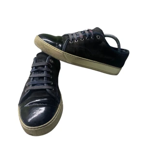 Lanvin skor - Tja! Säljer dessa schyssta lanvin skor i strlk 42, skick 7/10 använda men har mycket kvar att ge, för fler frågor eller funderingar är det bara att höra av sig mvh jonte 